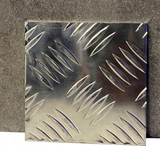 Hladký oceľový profil 40x40x3 koľajnicový plot