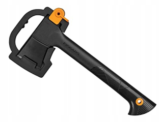 Sekera - FISKARS pevná, univerzálna sekera, s chráničom čepele