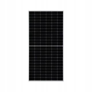 Rovnaký solárny 545 W strieborný rám.