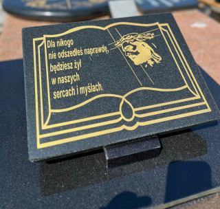 Žulový štrk Tombstone 35x27 cm + klin
