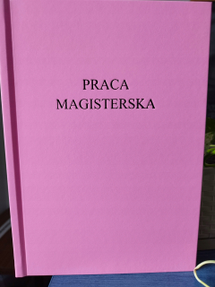 Diplomová práca Pink Master s čiernym nápisom