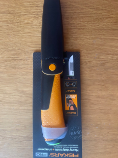 Sekera - Fiskars A6 AX + Fiskars Hardware Nôž