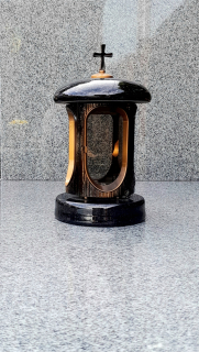 Tombstone Lantern, od žuly po hrob